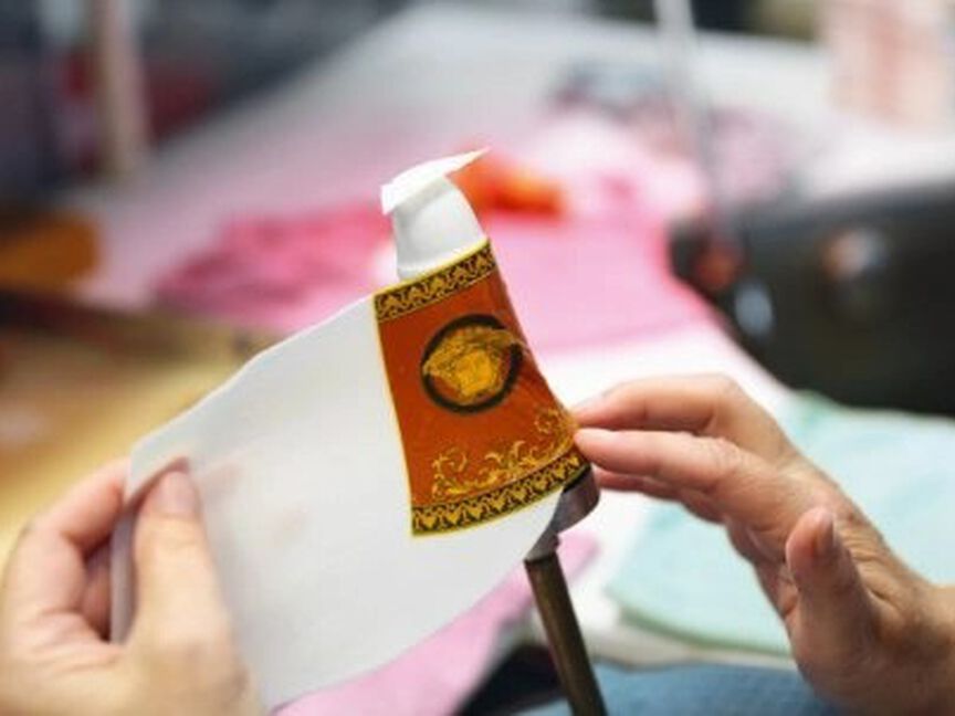 Porzellanproduktion Dekorfolie Aufbringen einer Farbfolie auf ein Porzellanobjekt in Handarbeit