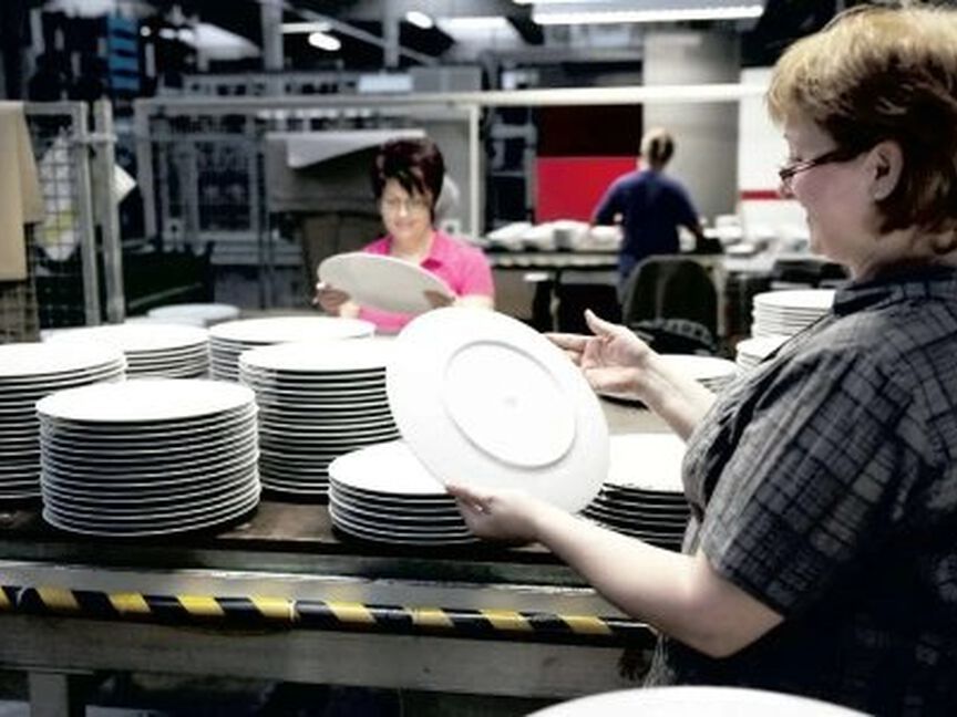 Porzellanproduktion Sortierung Mitarbeiterinnen in der Produktion sortieren weiße Rosenthal Teller