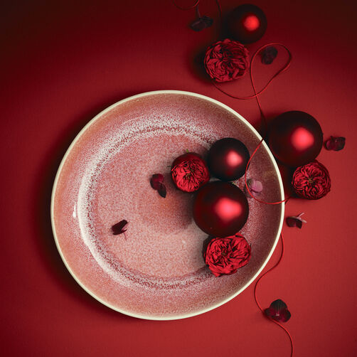 Junto Rose Quartz tiefer Teller auf dunkelrotem Hintergrund von oben fotografiert und mit bordeaux-farbigen Elementen dekoriert