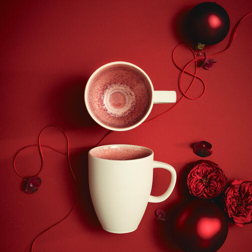 Rosenthal Junto Rosequartz Becherset auf dunkelrotem Hintergrund und mit dunkelroten Kugeln und Bl&uuml;ten dekoriert