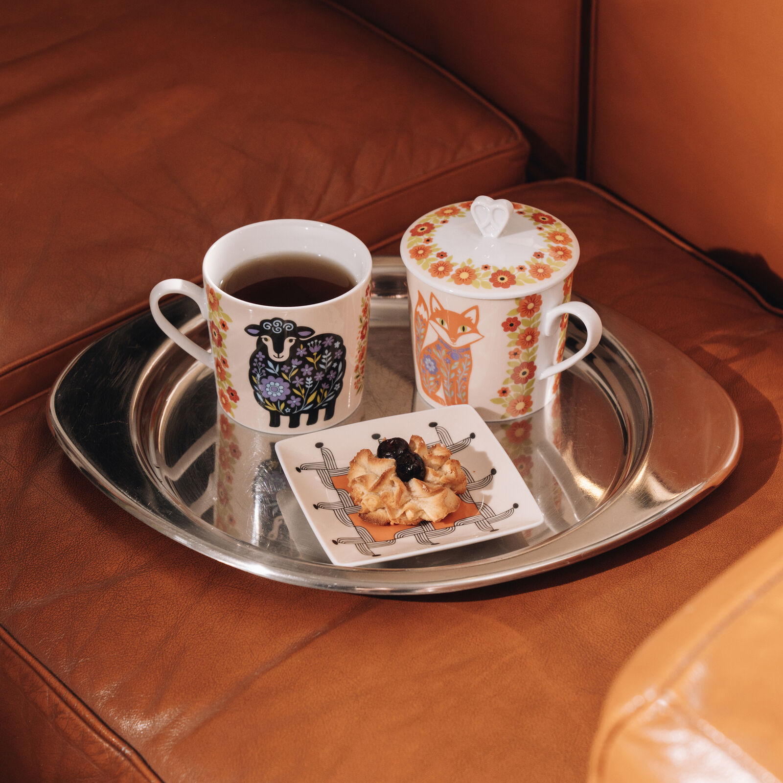 Mug with handle and lid image number null