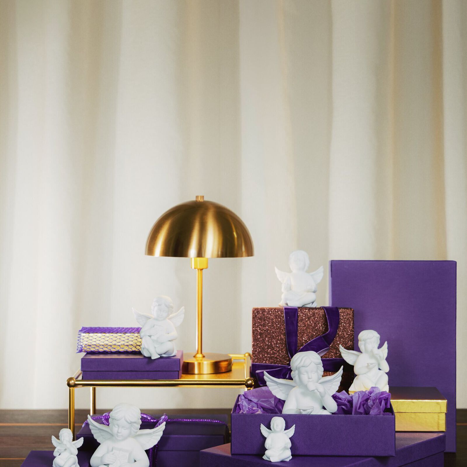 Angelo con tazza da caffè image number null