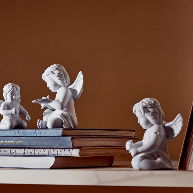 Angel with floral wreath image number 5