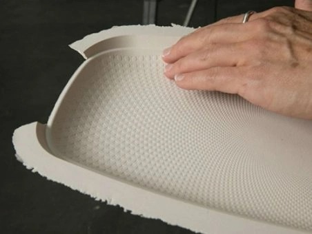 A serving plate is dry pressed by hand