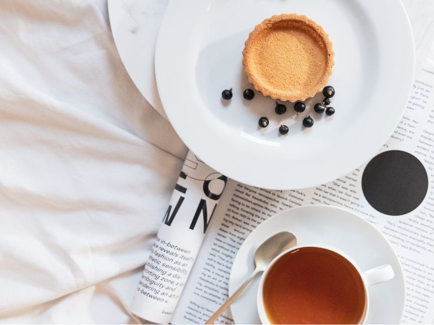 Moon Kollection Teller mit einem T&ouml;rtchen und einer Teetasse mit Tee in it