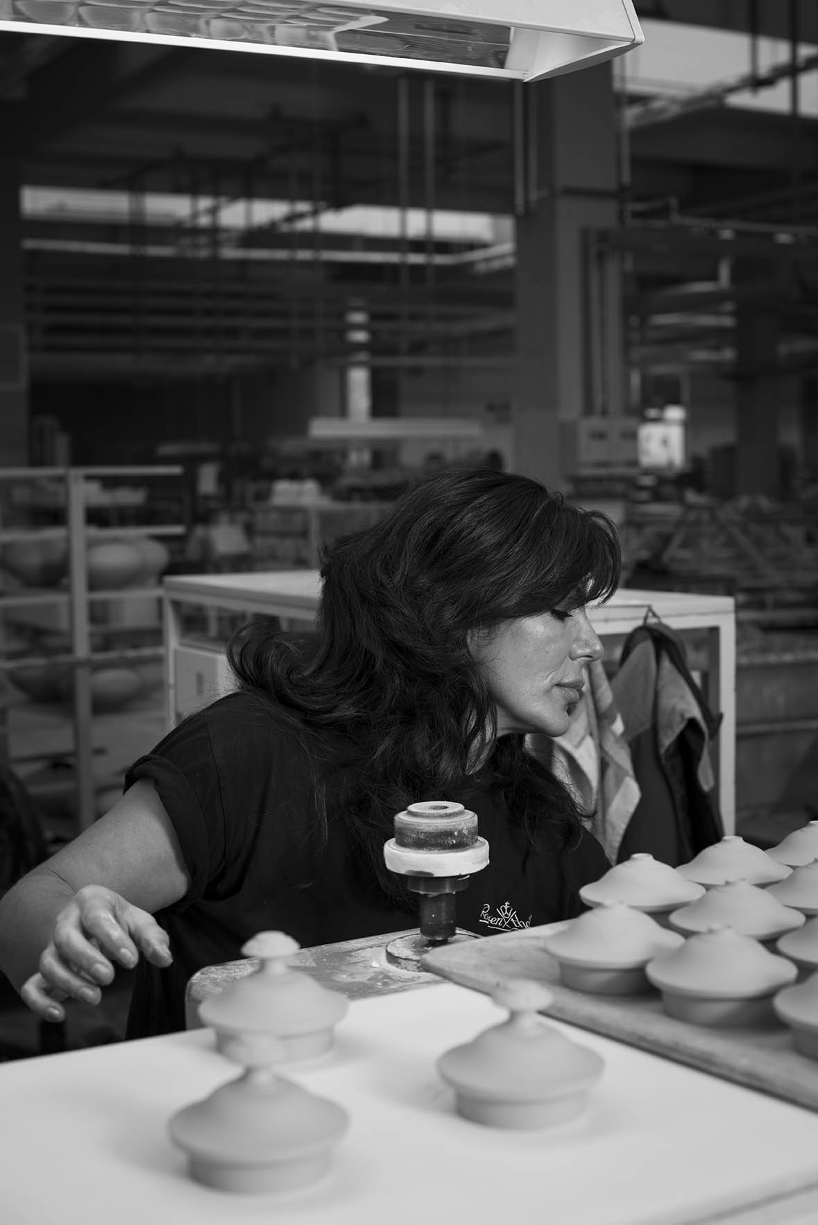 Schwarz-wei&szlig; Aufnahme einer Mitarbeiterin in der Porzellanproduktion