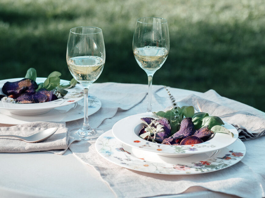 Brillance Geschirr mit Weinweingl&auml;sern in Gartenatmoatmosph&auml;re