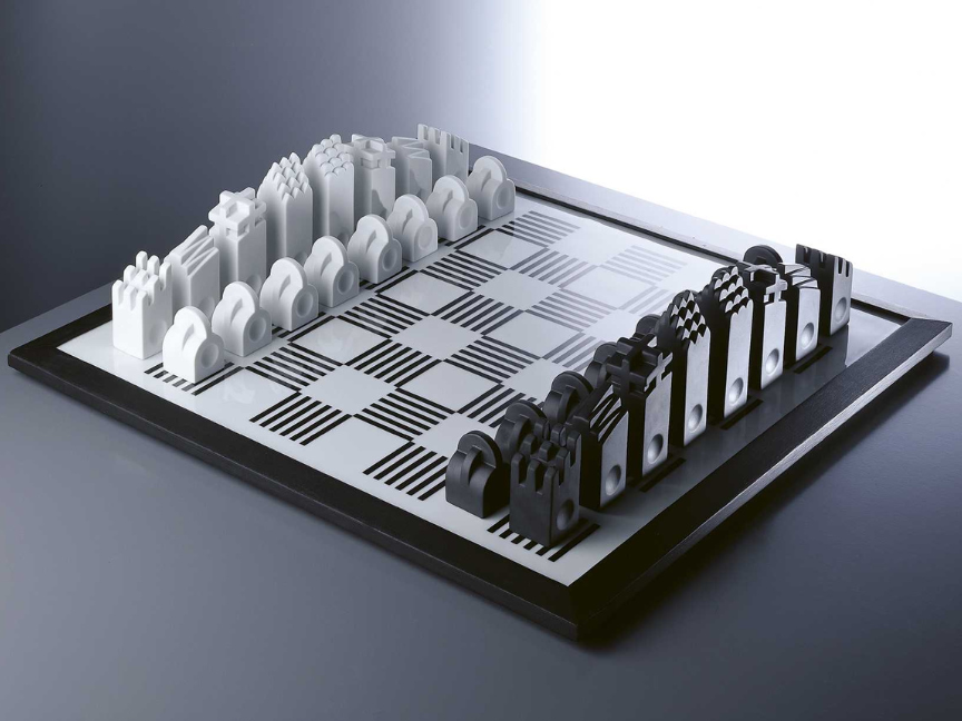 Schachspiel designed von Morandini und Wiinblad vor grauem Hintergrund