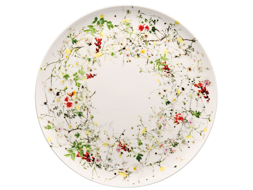 Teller aus der Serie &bdquo;Brillance Fleurs Sauvages&ldquo; von Rosenthal mit wildem Blumenkranz in Rot, Gelb, Rosa und Gr&uuml;n auf wei&szlig;em Porzellan.