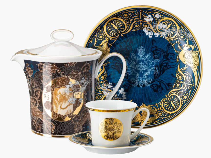 Teeservice aus der Rosenthal-Kollektion Heritage Dynasty mit opulenten Ornamenten in Blau und Gold, gestaltet von Designer Gianni Cinti.