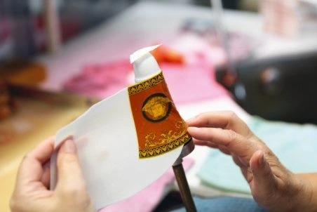 Applying a coloured foil to a porcelain object by hand