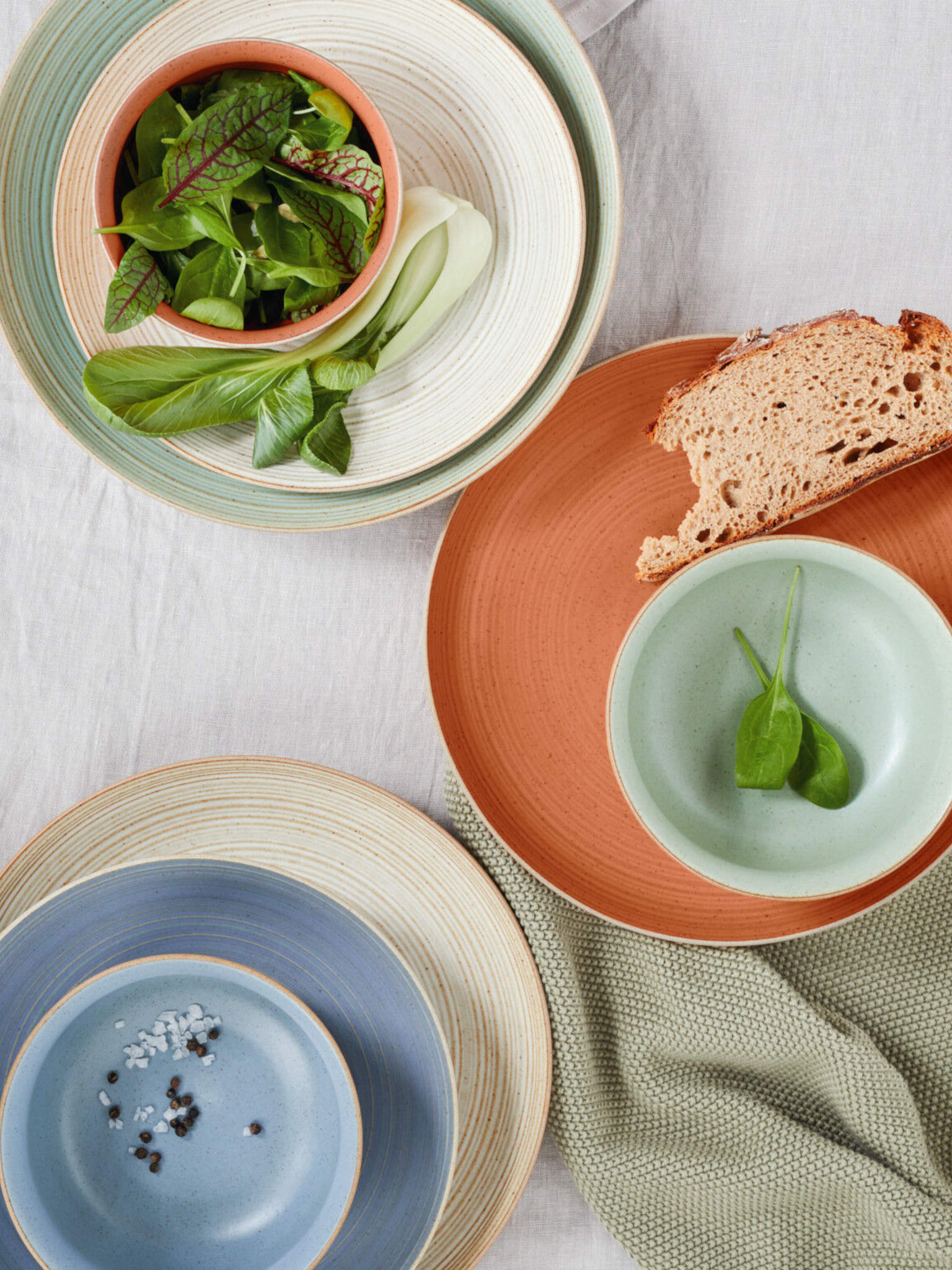 Thomas Nature Teller und Schalen mit Salat und Brotscheibe