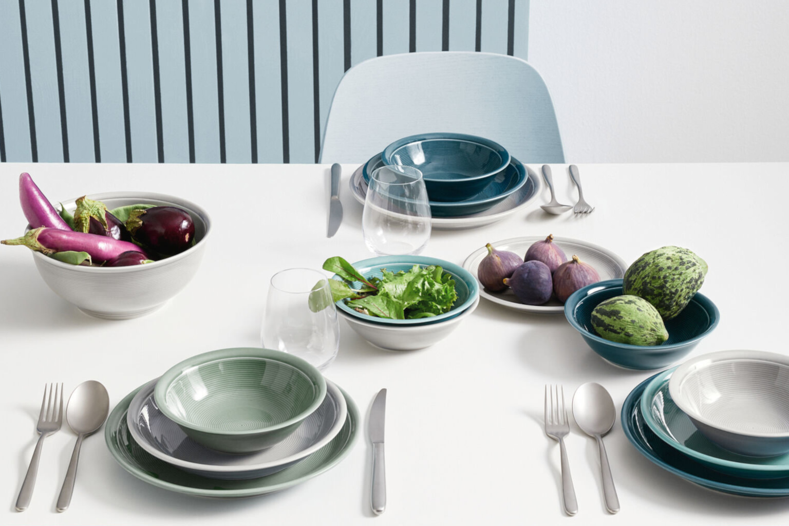 Gedeckter Tisch mit Thomas Trend Suppentellern, mit rohem Gemüse als Dekoration
